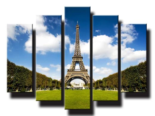 Eiffelova veža s oblakmi v pozadi