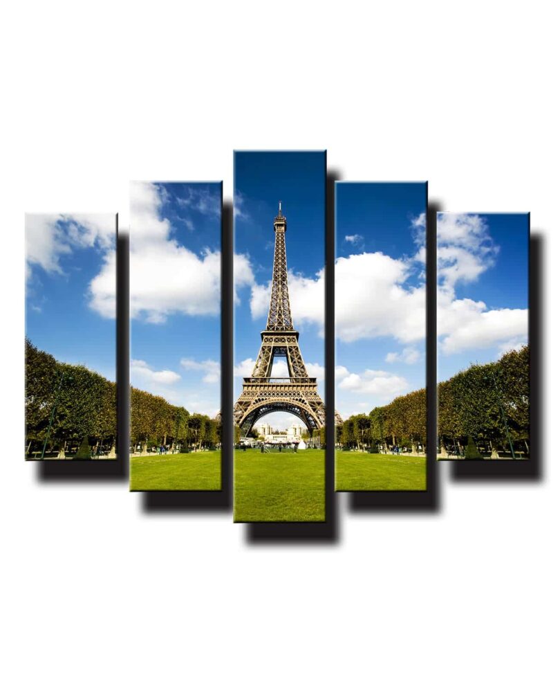 Eiffelova veža s oblakmi v pozadi